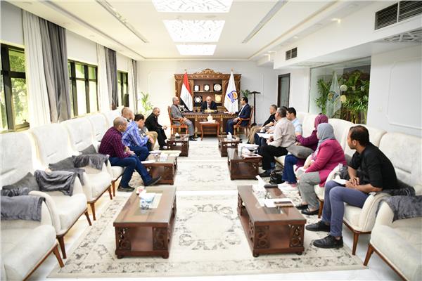 اللواء أشرف الداودى محافظ قنا خلال الأجتماع