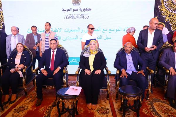 وزيرة التضامن الاجتماعي ومحافظ الدقهلية يعقدان لقاء موسعاً بصيادي بحيرة المنزلة