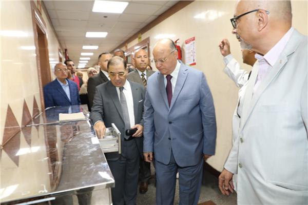 اللواء خالد عبد العال محافظ القاهرة بجولة تفقدية مفاجئة لمستشفى عين شمس