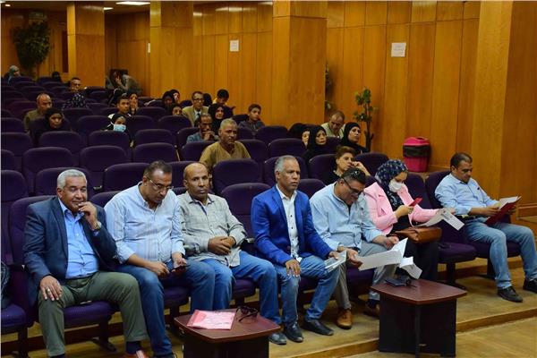 المستشار مصطفى ألهم محافظ الأقصر خلال لقائه بالمواطنين 