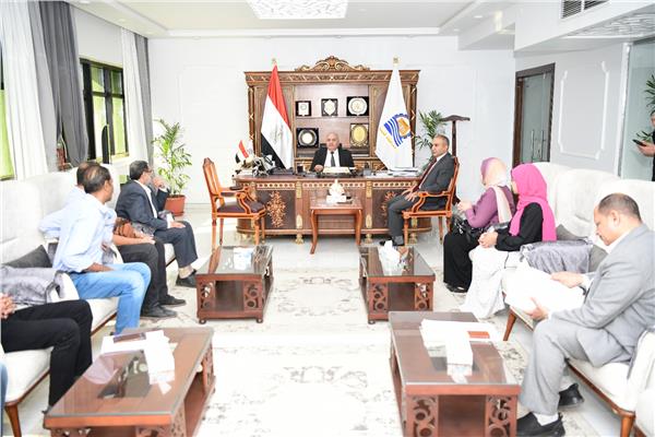 اللواء أشرف الداودي محافظ قنا خلال الأجتماع