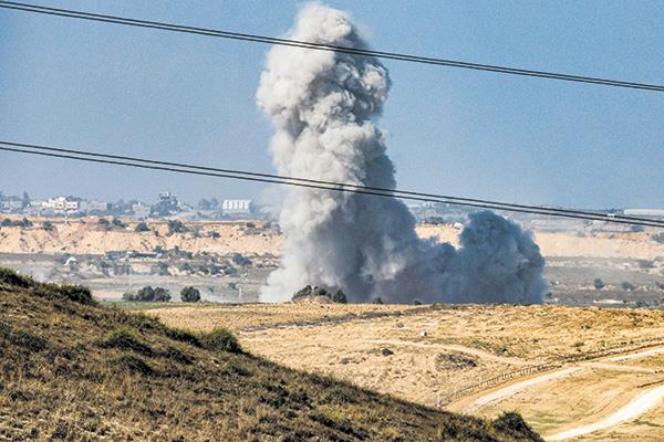 الدخان يتصاعد فى سماء غزة إثر قصف إسرائيلى «صورة من أ ف ب»