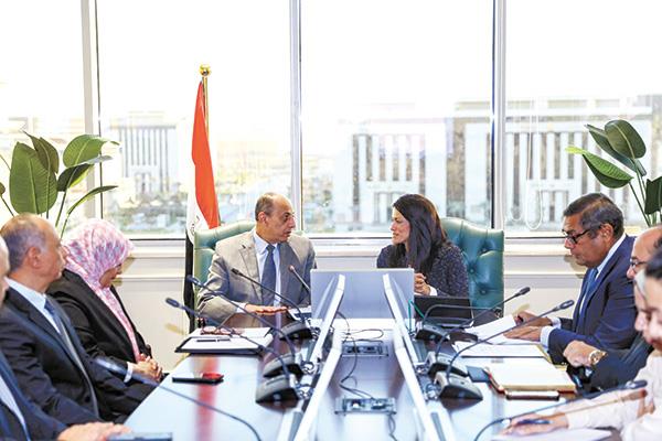  د. رانيا المشاط والفريق محمد عباس حلمى خلال الاجتماع