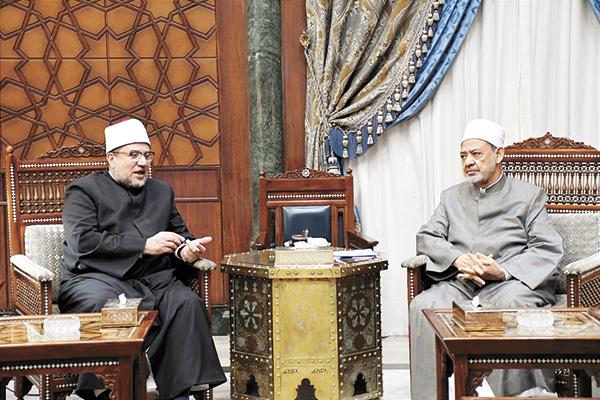  د.أحمد الطيب شيخ الأزهر ود.محمد مختار جمعة وزير الأوقاف خلال اللقاء 