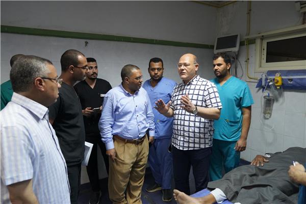 رئيس جامعة سوهاج يطمئن على مصابي حادث الطريق الصحراوي