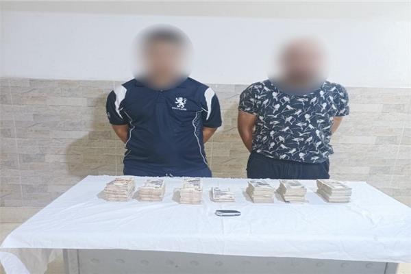 المتهمان وبحوزتهما المضبوطات
