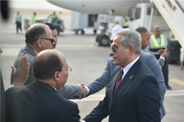 محافظ أسيوط يستقبل وزير العمل في "المطار الدولي"