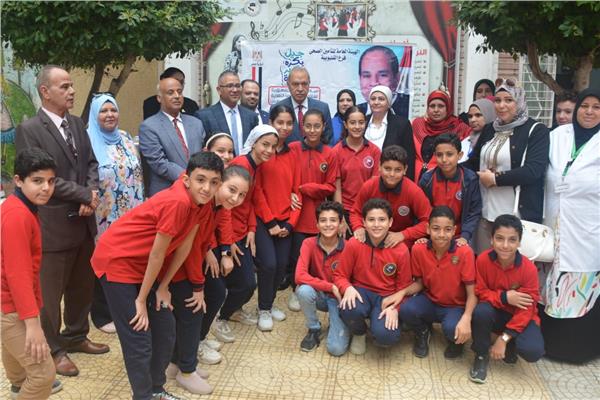 عبد الحميد الهجان محافظ القليوبية مع الطلبة