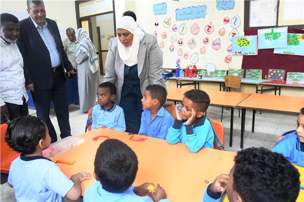 نائب محافظ أسوان تتفقد عدد من المدارس