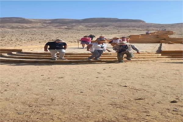 وفد إنجليزي يزور منطقة آثار بنى حسن بالمنيا