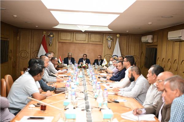 نائب محافظ قنا يتابع الموقف التنفيذى لمشروعات البنية التحتية