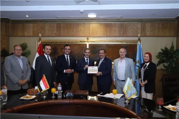 محافظ الغربية يكرم رئيس لجنة الزراعة والرى بمجلس الشيوخ ‎