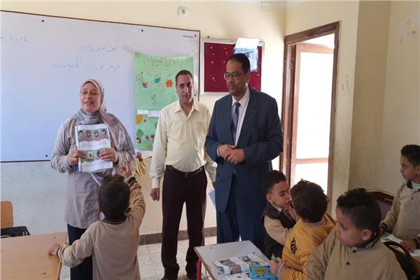 وكيل وزارة التربية والتعليم خلال الجولة