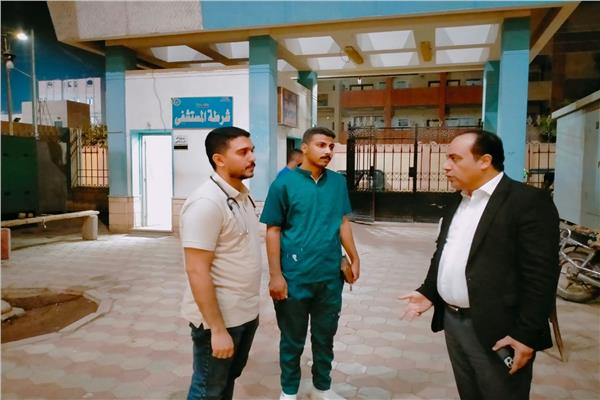 الدكتور أحمد أبو هاشم خلال جولة ميدانية