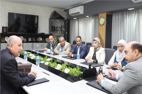 اللواء أشرف عطية محافظ أسوان وجانب من الاجتماع