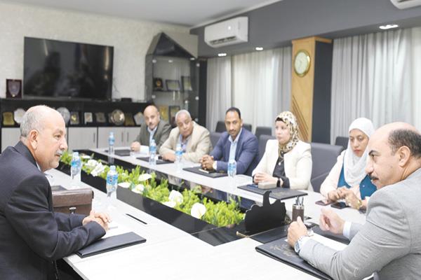 محافظ أسوان خلال الاجتماع