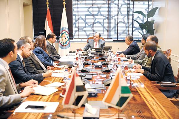 وزير المالية خلال لقائه السفير الهندى