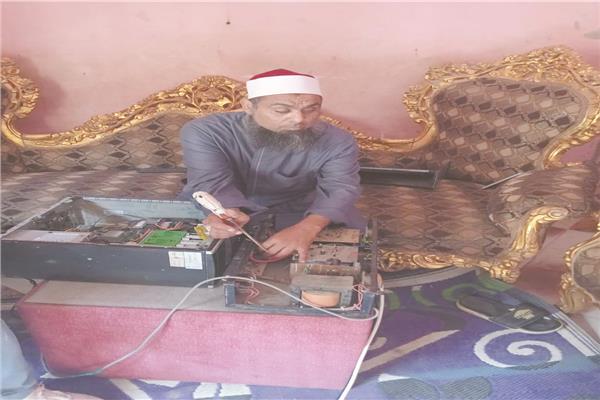 الشيخ الكفيف إثناء إصلاح الأجهزة