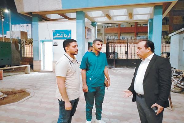 وكيل وزارة الصحة بسوهاج  خلال زيارة المستشفى