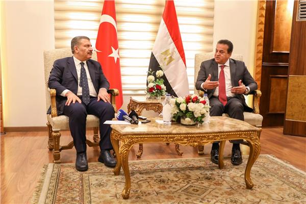  وزير الصحة يستقبل نظريه التركي