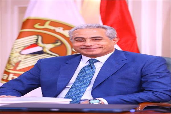 وزير العمل حسن شحاتة