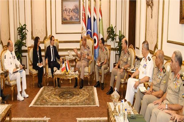 وزير الدفاع والإنتاج الحربي يلتقى نظيره الفرنسي