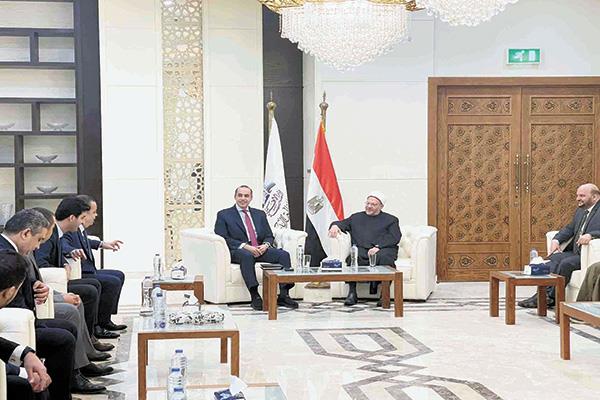 د. شوقى علام خلال استقباله المستشار محمود فوزى