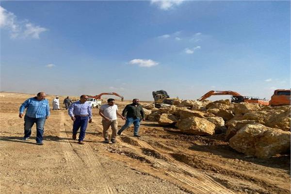 وزير الإسكان يُتابع بدء أعمال طرق جديدة بمنطقة مثلث الأمل بالقاهرة الجديدة