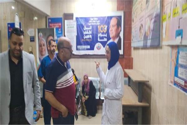 وكيل صحة أسيوط يفاجئ العاملين بالمركز الطبي بالوليدية بجولة مسائية