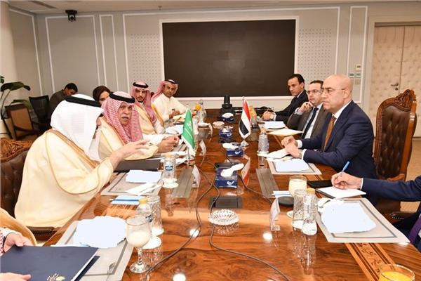 وزير الإسكان يلتقى وزير التجارة السعودي
