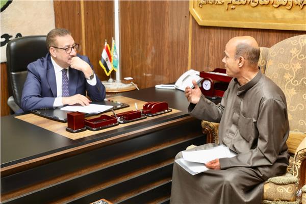 محافظ المنوفية أثناء لقائه مع المواطنين