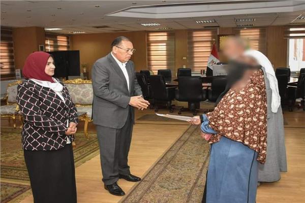 محافظ الشرقية يُسلم وحدة سكنية