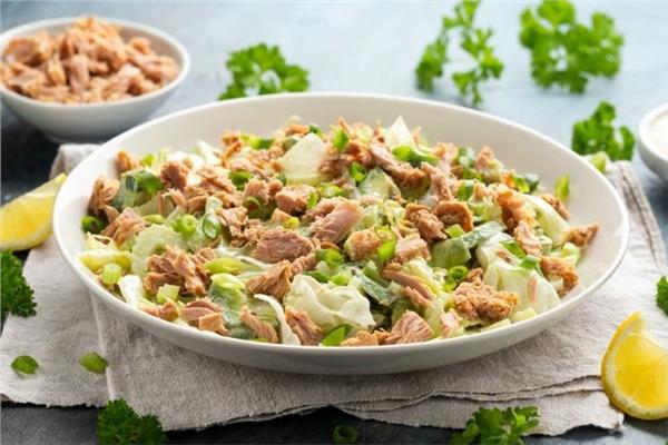  سلطة تونة بالأفوكادو والكرفس