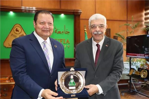 الدكتور أحمد القاصد رئيس جامعة المنوفية خلال اللقاء رئيس الهيئة العامة للاعتماد والرقابة الصحية
