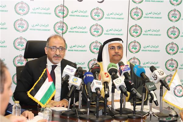 عادل بن عبد الرحمن العسومي رئيس البرلمان العربي ومهند العكلوك مندوب فلسطين لدى جامعة الدول العربية