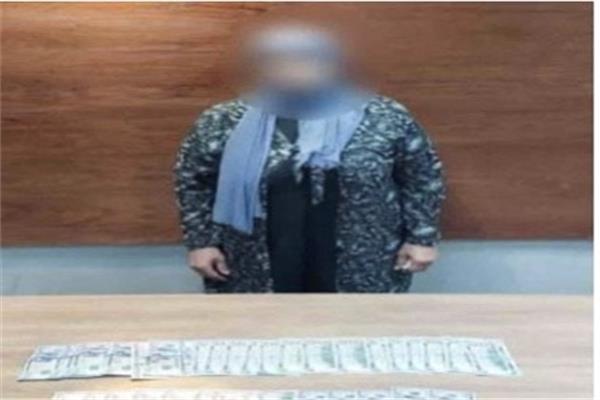 المتهمة وبحوزتها المضبوطات