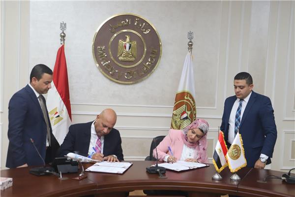 برتوكول تعاون بين وزارة العمل ومصر للطيران