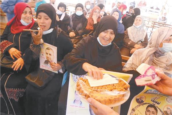  فرحة غامرة بين أهالي الأسرى الفلسطينيين المفرج عنهم