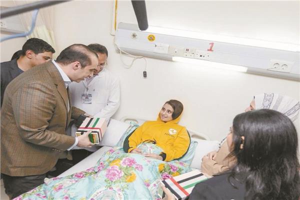 المستشار محمود فوزى يتفقد المصابين والجرحى الفلسطينيين من أبناء قطاع غزة