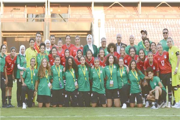 صورة تذكارية لمنتخب السيدات وتدريبات متواصلة قبل المواجهة الثقيلة ضد السنغال