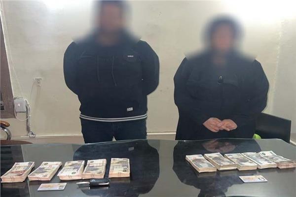 المتهمين امامهم المضبوطات