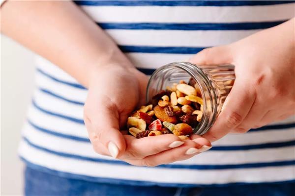 فواكه جافة صحية يجب تضمينها في روتينك الغذائي