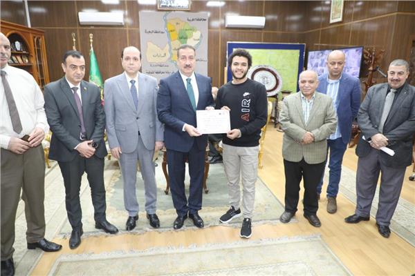 اللواء إبراهيم أبوليمون محافظ المنوفية خلال لقائه بالشباب