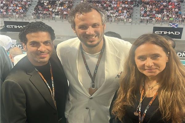 نيللي كريم مع مسئولي بيراميدز في أبو ظبي