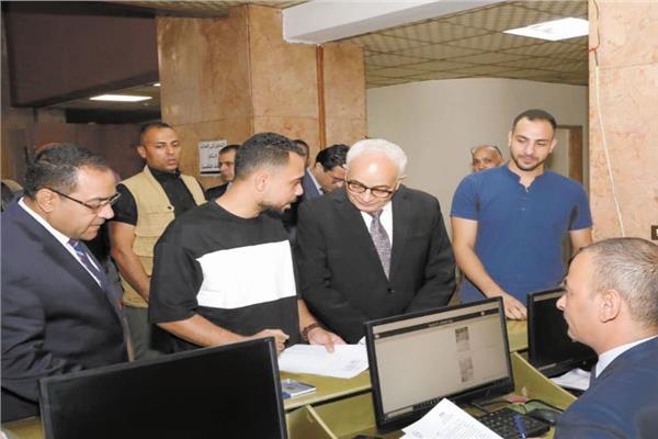 وزير التعليم أثناء متابعة اختبارات مسابقة الـ 30 ألف معلم