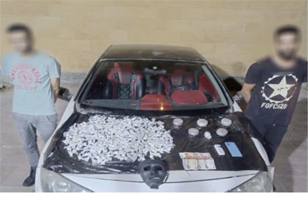المتهمون وبحوزتهما المضبوطات