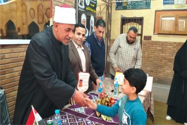 رئيس منطقة دمياط الأزهرية يكرم معلمات رياض الأطفال