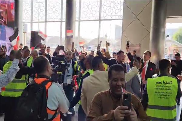 تظاهرة حب أمام السفارة المصرية 
