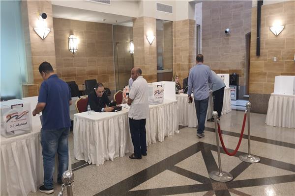 توافد المصريون على التصويت في الانتخابات الرئاسية لليوم الثاني
