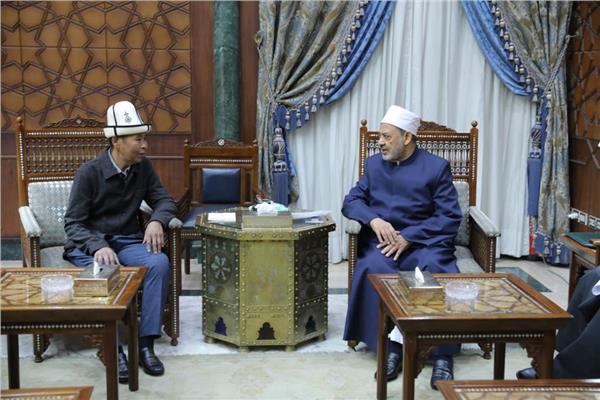 الدكتور أحمد الطيب خلال استقباله الشيخ عبد الشكور نرماتوف رئيس جامعة قرغيزستان الإسلامية
